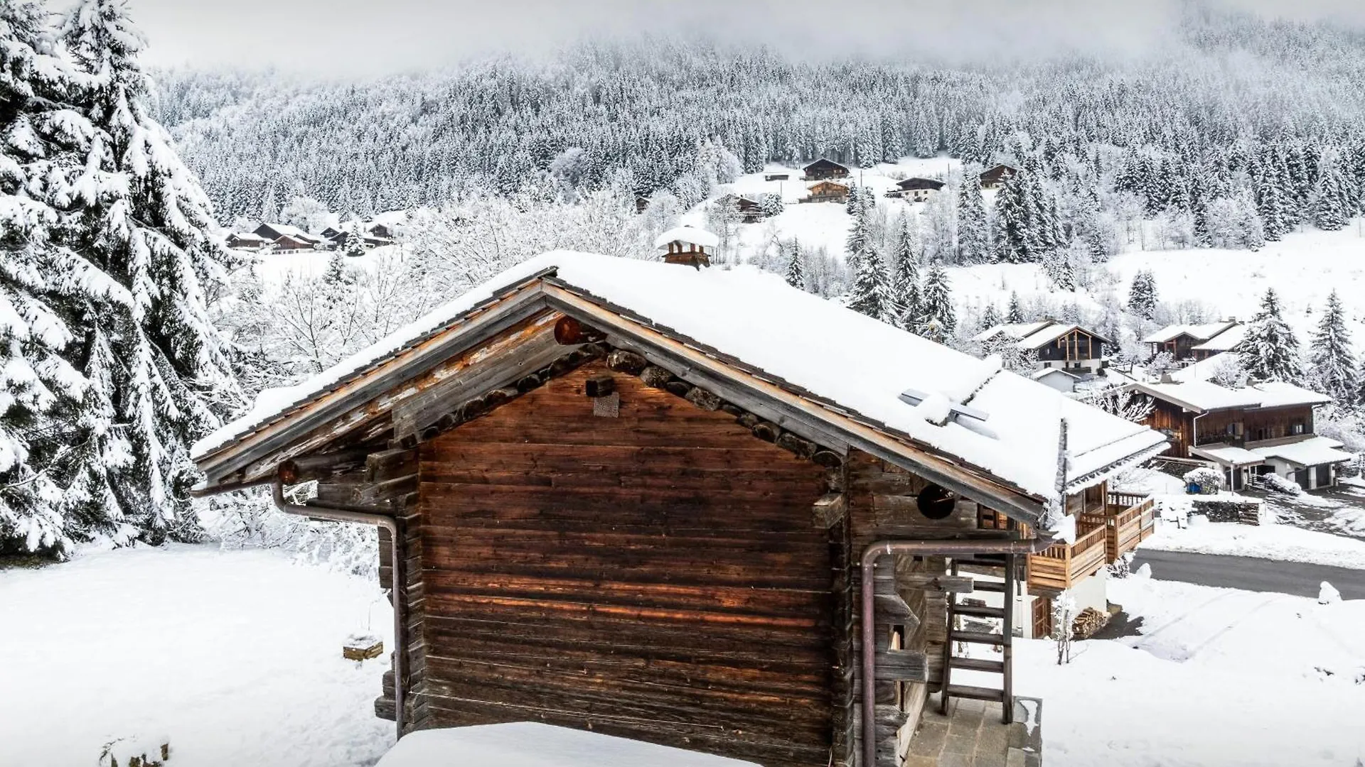 Chalet Sideflip - Ovo Network Ла-Клюсаз